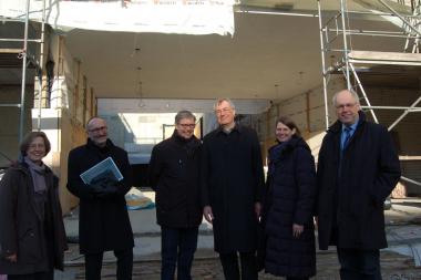 Sonne beim Baustellenbesuch: Regierungspräsident Prof. Dr. Reinhard Klenke (3. v.r.), LWL-Baudezernentin Judith Pirscher (2. v. r.), Museumsdirektor Dr. Hermann Arnhold (3. v. l.), Michael Dauskardt (Technischer Leiter BLB, rechts), Christiane Wienströer (Referentin des Regierungspräsidenten, links) und Christoph Ellermann (Baubüro, 2. v. l.). <br>Foto: LWL<br />