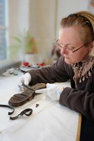 Restauratorin Renate Uphoff vom LWL-Industriemuseum mit der Sandale des Zwangsarbeiters aus Oberhausen. <br>Foto: LWL/A. Hudemann<br />