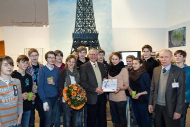 LWL-Direktor Dr. Wolfgang Kirsch (m.) gratulierte der 100.000. Besucherin Karina Silbernagel (15 Jahre) aus Münster mit einem Geschenk und übergab Blumen an die Lehrerin Frauke Rahner (6.v.l.). Museumsleiter Dr. Alfred Hendricks(2.v.r.) freute sich über den großen Erfolg der Ausstellung. <br>Foto: LWL/Oblonczyk<br />