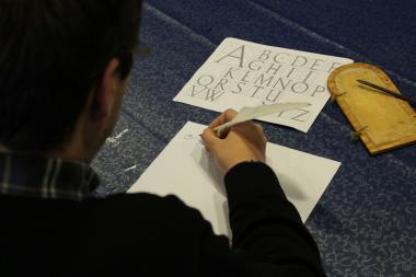 Wie viel Geschick das Erstellen von Bilderhandschriften im Mittelalter erforderte, erfahren Interessierte im Workshop "Scriptorium" im Museum in der Kaiserpfalz nicht nur in der Theorie. <br>Foto: LWL/Pluschke<br />