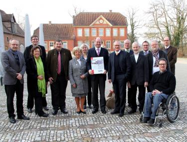 LWL-Direktor Dr. Wolfgang Kirsch überreichte Landrat Dr. Olaf Gericke die Aufnahmeurkunde in das ¿Bündnis für regionale Baukultur in Westfalen". <br>Foto: Kreis Warendorf<br />