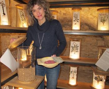 Klostergeheimnisse: Die wärmende Kraft der Kräuter hatte die Äbtissin Hildegard von Bingen schon vor knapp tausend Jahren erkannt, berichtet Museumspädagogin Dr. Christiane Brehm. Die Klosterheilkunde ist auch Thema in der Dauerausstellung im Gewölbekeller des Museums. <br>Foto: LWL/Maria Tillmann<br />