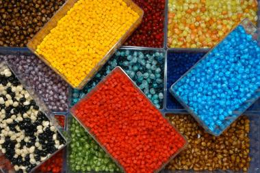 Mit bunten Perlen und anderen Materialien basteln Kinder Windspiele. <br>Foto: LWL<br />