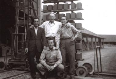 Erich Beermann mit drei Italienischen Gastarbeitern vor dem Ringofen der Ziegelei, um 1960. <br>Foto: LWL-Archiv<br />