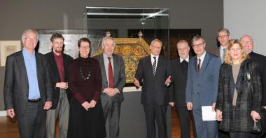 Die Verantwortlichen für die Ausstellung ¿Goldene Pracht¿ führten durch die umfassende Schau zur Goldschmiedekunst des Mittelalters. (Die vollständige Bildunterzeile finden Sie unterhalb des Pressetextes.) 