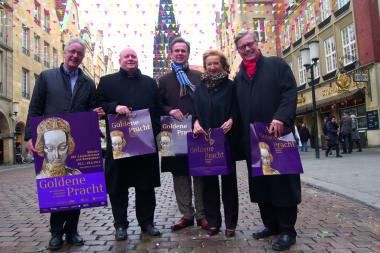 ¿Goldene Pracht¿ auf dem Prinzipalmarkt: Zur Ausstellung gibt es eine Kooperation der Ausstellungspartner mit den Kaufleuten des Prinzipalmarkts (v. l.: Prof. Dr. Gerd Althoff, Dr. Udo Grote, Nico Osthues, Bernadette Spinnen, Dr. Hermann Arnhold). <br>Foto: LWL<br />
