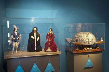 Theaterkostüme und  Modell einer Drehbühne nach Leonardo da Vinci in der Wittener Ausstellung. <br>Foto: LWL / A. Hudemann<br />