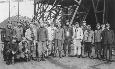 Ein Bild aus vergangenen Tagen: Lehrlinge mit ihren Ausbildern auf der Zeche Zollern in den 1950er Jahren. <br>Foto: LWL<br />