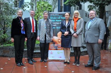 Von links: Dr. Almuth Meyer-Zollitsch, Direktorin Goethe-Institut Hanoi, Dr. Josef Mühlenbrock, Museumsleiter LWL-Museum für Archäologie Herne , Dr. Regina Smolnik, Landesarchäologin Sach-sens, Prof. Dr. Dr. Sabine von Schorlemer, Kulturministerin Sach-sen, Dr. Barbara Rüschoff-Thale, LWL-Kulturdezernentin, Prof. Dr. Alfried Wieczorek, Generaldirektor der Reiss-Engelhorn-Museen Mannheim. <br>Foto: LWL<br />