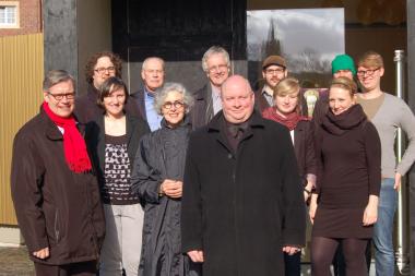 Dr. Hermann Arnhold (Direktor des LWL-Landesmuseums, links), Dr. Udo Grote (Direktor der Domkammer, 3. v. r.), Prof. Dr. Gerd Althoff (Exzellenzcluster "Religion und Politik", Mitte hinten) und Prof. Julia Bolles Wilson (münster school of architecture, 3. v. l.) bei der Eröffnung des goldenen Pavillons auf dem Domplatz. <br>Foto: LWL<br />