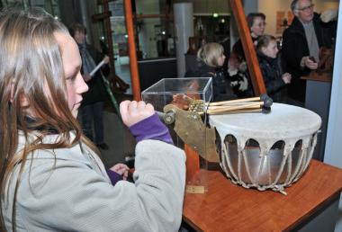 Bewegende Erfindungen nach da Vincis Vorbild in der Sonderausstellung. <br>Foto: LWL/Hudemann<br /> 