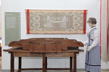 Kastenschiebemangel aus der Sammlung des LWL-TextilWerks. Sie stammt aus dem Haushalt der ehemaligen Brauerei Tangerding in Bocholt-Stenern. <br>Foto: LWL<br />