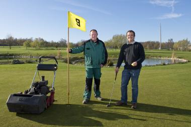 Greenkeeper Jörg Glörfeld und Haxterpark-Geschäftsführer Helmut Böhmer auf dem Goldplatz, der vom Integrationsunternehmen gepflegt wird. <br>Foto: LWL/Arendt<br /><b><i>Bitte klicken Sie auf das obere Bild, um sich den neuen LWL-Film anzuschauen.</i></b>
