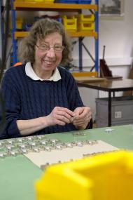 Monika Dämmrich arbeitet schon seit 1989 in der Industriemontage. <br>Foto: LWL/Arendt<br />