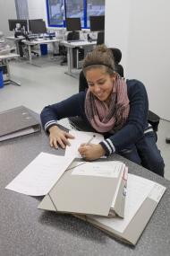 Scanner mögen keine Büroklammern, deshalb muss Rafa Lawah die Akten vor dem Scannen auseinandernehmen. <br>Foto: LWL/Arendt<br />