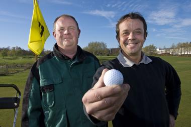 Die Mitarbeiter der Haxterpark GmbH zeigen den Messebesucher am Golfsimulator, wie man den Golfschläger richtig schwingt.<br>Foto: LWL/Arendt<br />