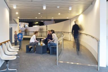 Die neu geschaffene Rampe führt in den neu gestalteten Aufenthaltsbereich des LWL-Museums. <br>Foto: LWL/Oblonczyk<br />