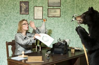 Beate Reker auf ihrem literarischen Rundgang durch die Bionik-Ausstellung. <br>Foto: LWL, Oblonczyk<br />