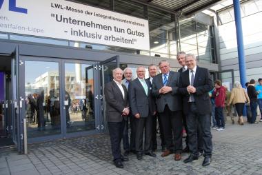 Benno Hörst (v.), Mitglied der Landschaftsversammlung beim LWL, Wilfried Horn von Pro Integration e. V., LWL-Direktor Dr. Wolfgang Kirsch, Karl-Heinz Hagedorn von der GAB, Karl Josef Laumann, stellvertretender Landesvorsitzender der CDU in Nordrhein-Westfalen, LWL-Sozialdezernent Matthias Münning und Hubert Hüppe, Beauftragter der Bundesregierung für die Belange von Menschen mit Behinderung bei einem Messerundgang. <br>Foto: LWL<br />