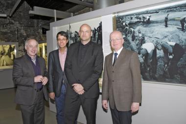 Kurator Rikola-Gunnar Lüttgenau (2.v.l.) führt Besucher durch die Ausstellung. <br>Foto: LWL/Hudemann <br />