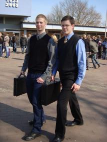 Wie hier am Kardinal-von-Galen-Gymnasium in Mettingen (Kreis Steinfurt) prägen in der letzten Schulwoche verkleidete Schüler das Bild auf dem Schulhof, sei es als Buisiness-Typen... <br>Foto: LWL<br />