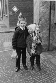 Jungen mit Palmstock und gesammelten Obst und Süßigkeiten in Vreden (1969). <br>Foto: Archiv LWL/Voko. Fotograf: Sauermann</br>