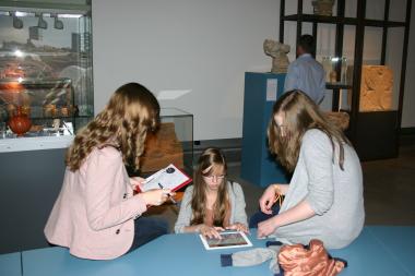 Im Ferienprogramm geht es nach einem Theorieteil mit dem iPad in die Ausstellung. Die hier erstellten Beiträge werden anschließend im Museumsblog veröffentlicht. <br>Foto: LWL/Jansen<br />