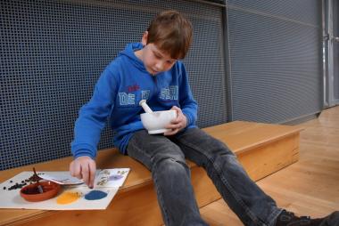 Die Farben für die bunten Fresken stellt jeder selber her. <br>Foto: LWL/Holländer<br />