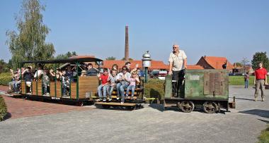 Saisonstart auf der Schiene: Ostersonntag fährt die Feldbahn erstmals wieder rund um das Ziegeleimuseum. <br>Foto: LWL<br />