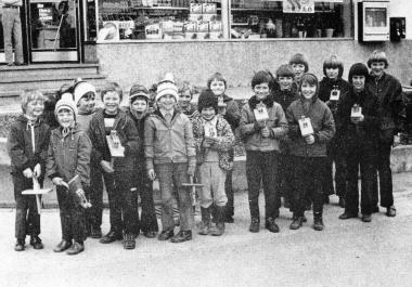 ¿Klappsterer¿ in Attendorn-Dünschede (1973). <br>Foto: Archiv LWL/Voko<br /><br><b><i>Bitte klicken Sie auf das obere Bild, um sich den Originalton zum Osterbrauch anzuhören.<br></i></b>