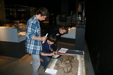 Im Ferienprogramm "ArchäoLOGIN spezial", im LWL-Museum für Archäologie in Herne, geht es unter anderem mit dem iPad in die Ausstellung. <br>Foto: LWL/Jansen<br />