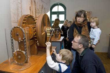 Bewegende Erfindungen nach da Vincis Vorbild in der Sonderausstellung. <br>Foto: LWL/ Hudemann<br />