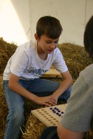 Spielen wie die römischen Legionäre können Groß und Klein bei der Spielaktion ¿Würfel aus Knochen Spielsteine aus Glas im LWL-Römermuseum. <br>Foto: LWL/R. Wiechers<br />