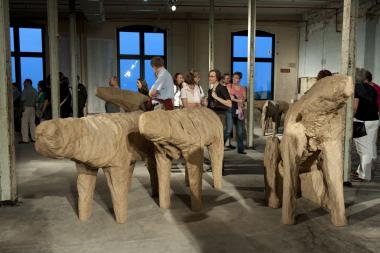 Wie stumme Zeugen wirken die ¿Mutants¿ von Magdalena Abakanowicz. <br>Foto: LWL / A. Hudemann<br />