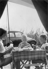 Der LWL sucht für eine Wanderausstellung Geschichten und Gegenstände zur Campingkultur wie sie diese Familie 1960 benutzt hat.<br>Foto: LWL-Archiv<br />