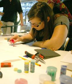 Wie mit buntem Pulver und etwas Fingerspitzengefühl farbenprächtige und beständige Schmuckstücke und Kunstwerke werden, zeigt das Kreativseminar "Emaille-Workshop" am 12.5.2012. <br>Foto: LWL/O. Kalus<br />