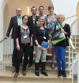 Nachdem die drei Gewinner des Ideenwettbewerbs Museum 2.0 auf dem WWU BarCamp am 5.5. im LWL-Landeshaus den Teilnehmern ihre Konzepte vorgestellt hatten, überreichten die Kooperationspartner des LWL-Landesmuseums für Kunst und Kulturgeschichte und der WWU Münster die Preise. <br><b><i>Ausführliche Bildunterzeile am Ende des Pressetextes.<br /></b></i><br>Foto: Nina Krüger<br />