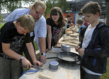 Museumsmitarbeiter Klaus Senkel bei einem Kreativ-Workshop mit Jugendlichen im vergangenen Jahr. <br>Foto: LWL / Appelhans<br />