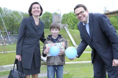 Museumsleiter Dr. Arnulf Siebeneicker übergab Niklas Riemann (im Bild mit seiner Mutter) den Preis. <br>Foto: LWL/A. Hudemann<br />