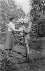 Den Muttertag gibt es in Deutschland seit 1923. Hier gratuliert Hartmut aus Ahlen 1942 seiner Mutter zum Muttertag. <br>Foto: LWL</br>