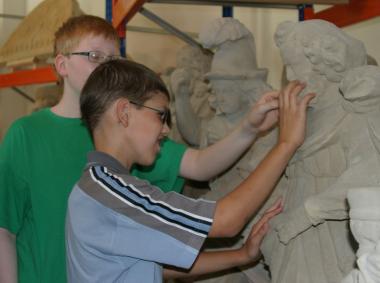 Begreifen: Marcel (l.) und Matthias ertasten Skulpturen. <br>Foto: LWL/Maria Tillmann<br />