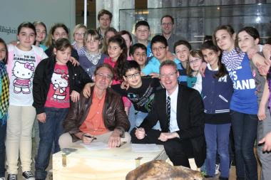 Das LWL-Museum für Archäologie und die Realschule Crange gehen künftig vermehrt gemeinsame Wege. Museumsleiter Dr. Josef Mühlenbrock und Schuldirektor Reiner Jorczik vereinbaren im Beisein von Schülerinnen und Schülern der Jahrgangsstufe 5 eine entsprechende Kooperation. <br>Foto: LWL<br />
