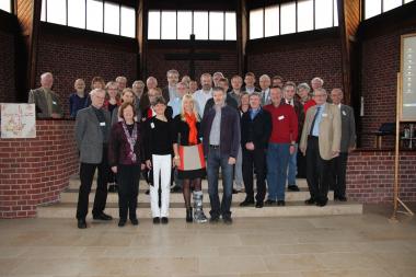 Münsters Bürgermeisterin Wendela-Beate Vilhjalmsson (vordere Reihe, 2. von links) und LWL-Kulturdezernentin Dr. Barbara Rüschoff-Thale (vordere Reihe, 2. von rechts) begrüßten die Archäologen und Historiker um die Vorsitzende Dr. Aurelia Dickers (vordere Reihe, Mitte) in der Erlöserkirche in Münster.<br>Foto: LWL/Menne<br />