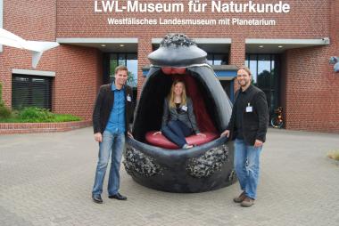 Die drei Ausstellungsmacher (v.l.) Dr. Thorsten Pickel, Judith Becker und Dr. Jan Ole Kriegs freuen sich über die lebensgroßen Objekte. <br>Foto: LWL/Rösler<br />