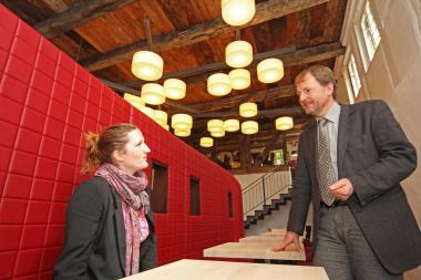   Innenarchitektin Manuela Scholz und LWL-Museumsleiter Dr. Jan Carstensen im neu gestalteten "Bistro Sauerland".<br>Foto: LWL/Jähne<br />
