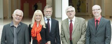 Prof. Dr. Jürgen Macha (Vorsitzender der Kommission), LWL-Kulturdezernentin Dr. Barbara Rüschoff-Thale, Dr. Reinhard Goltz (Geschäftsführer des INS), Hans-Peter Boer (Kulturdezernent der Bezirks-regierung Münster), Dr. Markus Denkler (Geschäftsführer der Kommission). <br>Foto: LWL/Frerichmann<br />