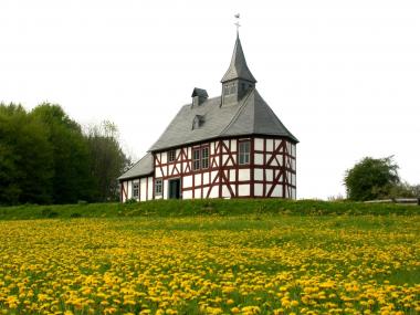 Die Kapellenschule im LWL-Freilichtmuseum Detmold ist mit Altar und Kirchengestühl ausgestattet und zeigt einen Zustand um 1910. <br>Foto: LWL<br />