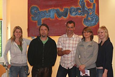 Das Team der Station Spurwechsel und Andreas Niedrig (Mitte) freuten sich über die rege Diskussion <br>Foto: LWL/Mohr<br />