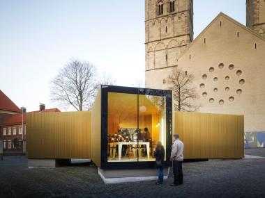 Der goldene Pavillon auf dem Domplatz diente während der Ausstellung ¿Goldene Pracht¿ als Goldschmiedewerkstatt und Info-Point. <br>Foto: © modulorbeat/ Christian Richters<br />