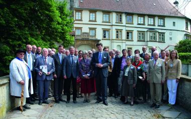 Fünftes Treffen der westfälischen Preisträger des ¿Deutschen Nationalkomitees für Denkmalschutz¿ in Rheda-Wiedenbrück mit (vorne vierter von l. n. r.) Bürgermeister Theo Mettenborg, Dr. Oliver Karnau (LWL-Denkmalpflege), der Gastgeberin Sissi Fürstin zu Bentheim-Tecklenburg und Maximilian Erbprinz zu Bentheim-Tecklenburg. <br>Foto: LWL/Schürkamp<br />